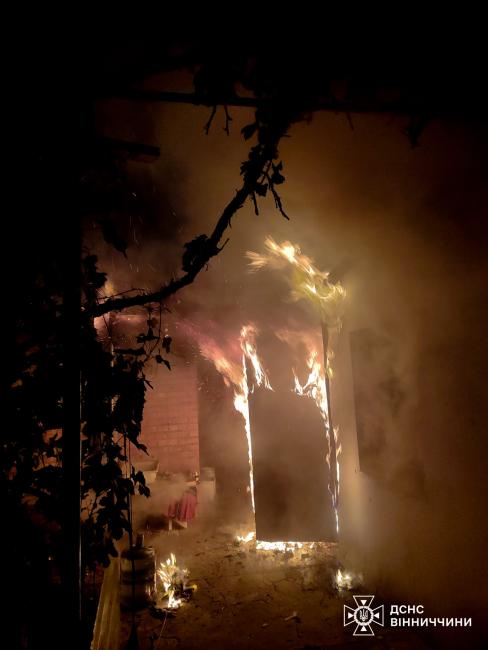 Новини Вінниці - фото з Чорний дим над Тяжиловом: на вулиці Складській горів недіючий автобус