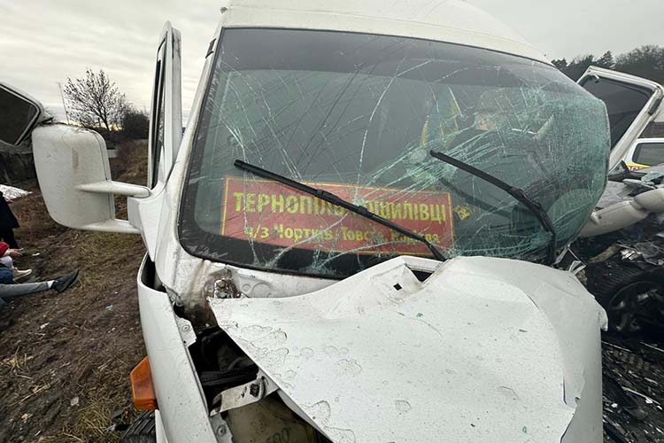 Новини Тернополя - фото з Легківка у Кровінці на швидкості влетіла в рейсовий автобус: водій у суді отримав рік умовно