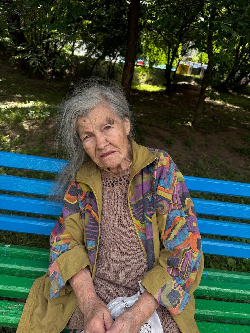 У Хмельницькому розшукують рідних літньої жінки, яку знайшли дезорієнтованою на вулиці