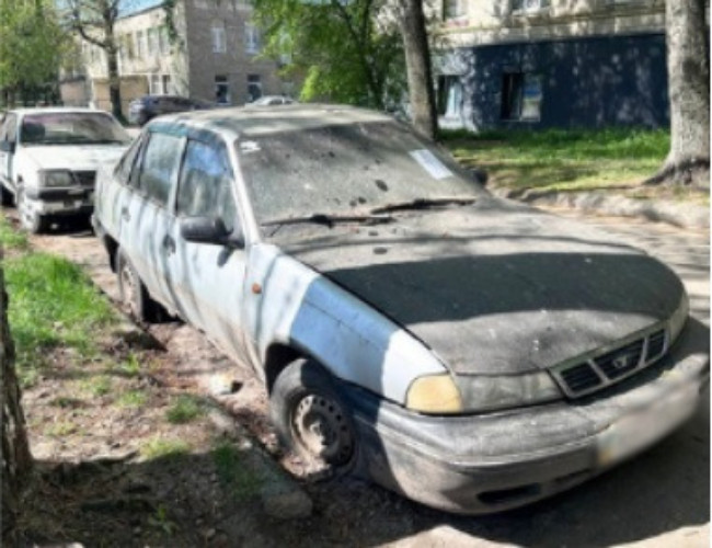 Новини Вінниці - фото з Вулиці міста звільняють від покинутих авто. Скільки машин уже прибрали?