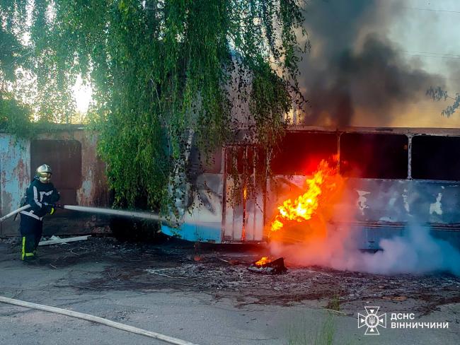 Новини Вінниці - фото з Чорний дим над Тяжиловом: на вулиці Складській горів недіючий автобус