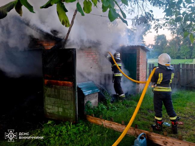 Новини Вінниці - фото з Чорний дим над Тяжиловом: на вулиці Складській горів недіючий автобус