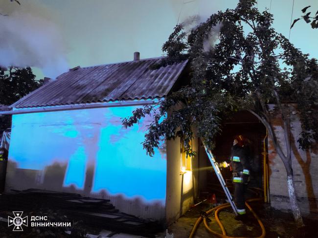Новини Вінниці - фото з Чорний дим над Тяжиловом: на вулиці Складській горів недіючий автобус