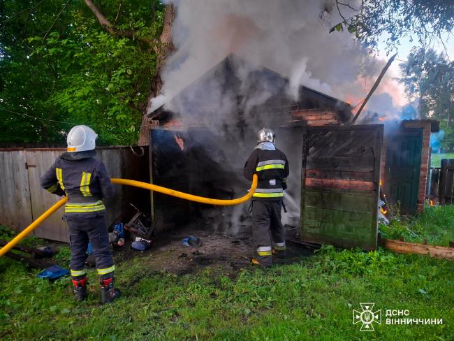 Новини Вінниці - фото з Чорний дим над Тяжиловом: на вулиці Складській горів недіючий автобус