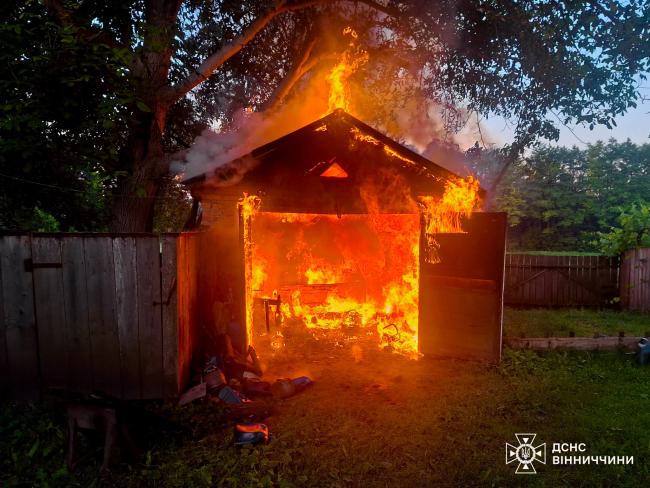 Новини Вінниці - фото з Чорний дим над Тяжиловом: на вулиці Складській горів недіючий автобус