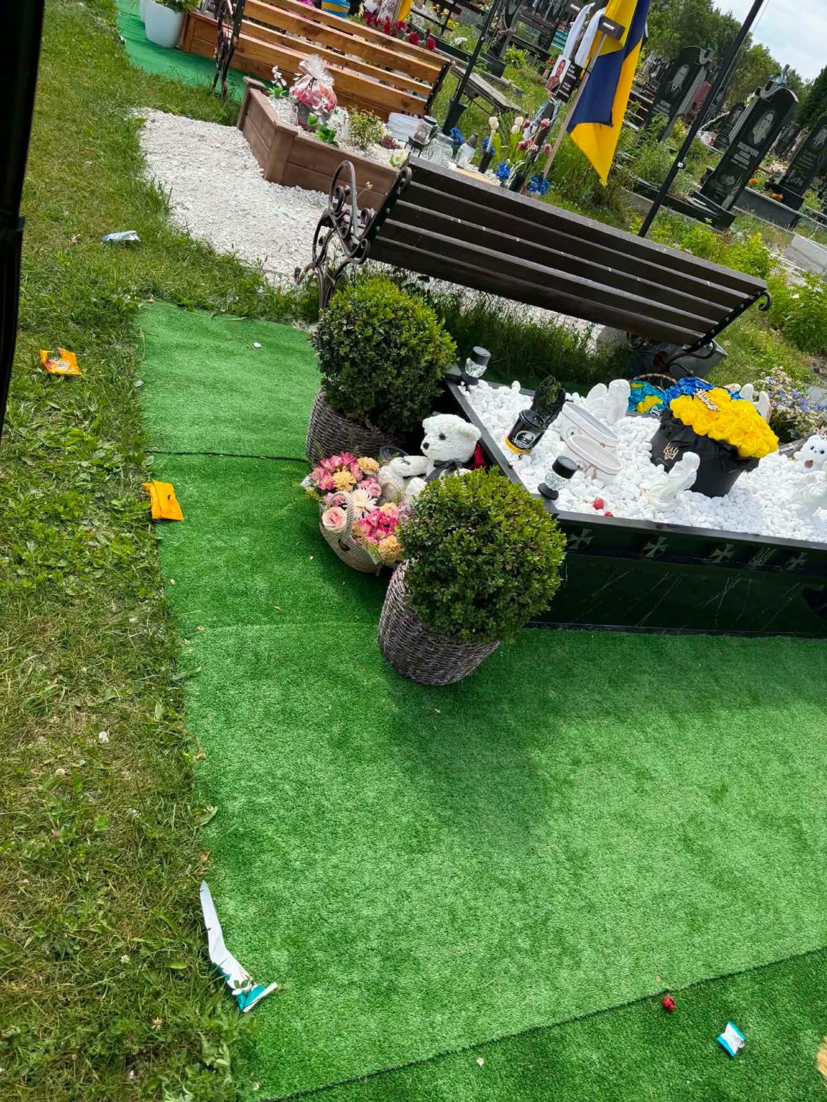 Новини Тернополя - фото з Порозкидали оздоблення та поламали квіти: хто поглумився над могилою Героя, з’ясовує поліція