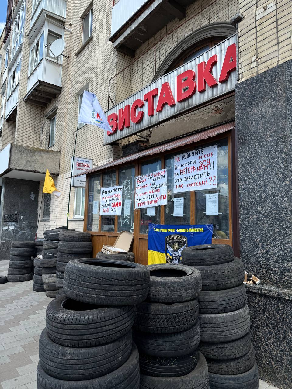 Новини Житомира - фото з Чия правда: волонтери заявляють про захоплення приміщення у центрі міста, а представники власника стверджують, що все законно