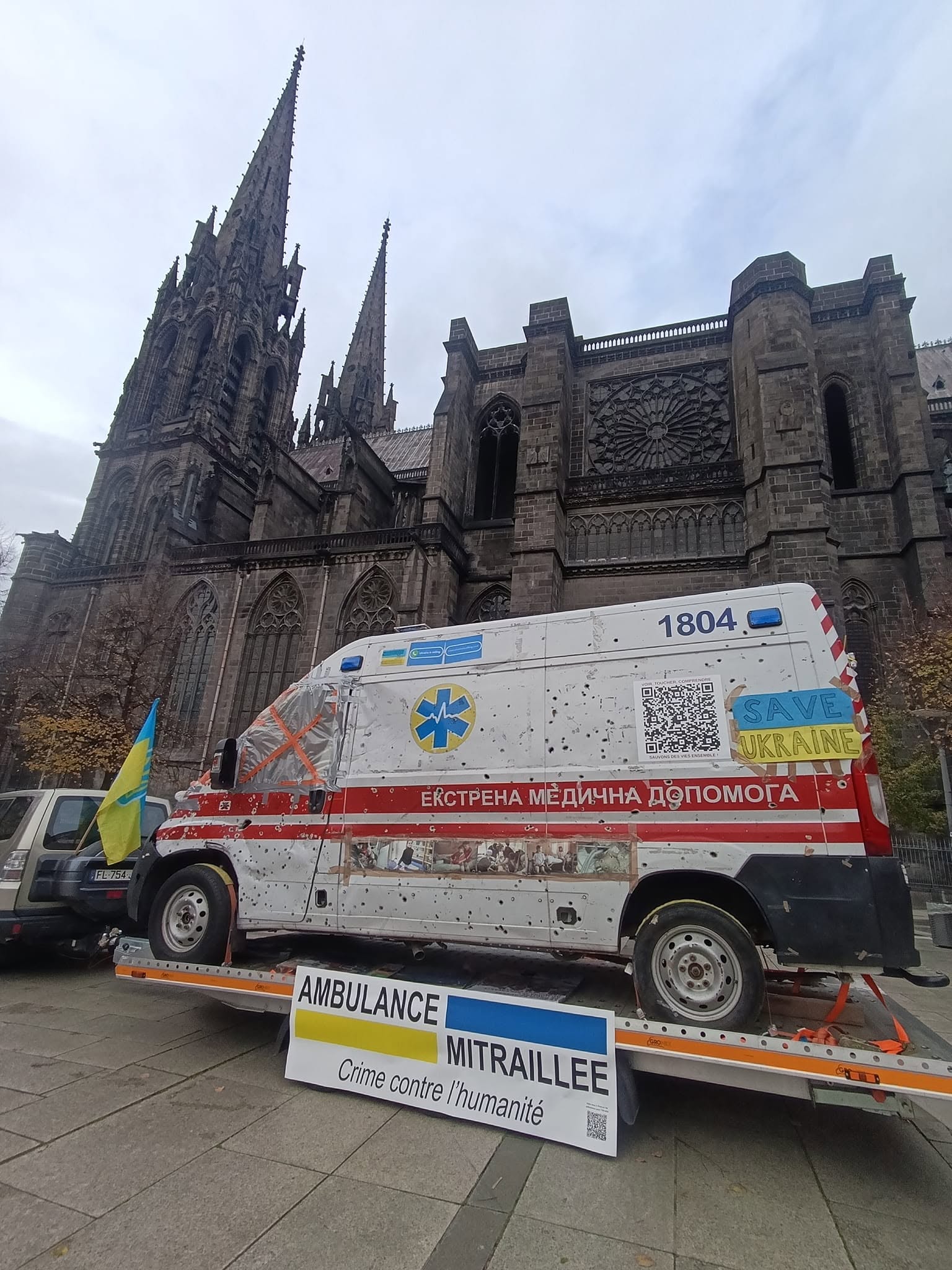 Новини Вінниці - фото з Кузов «прошили» 300 осколків: як вінничанка організувала показ у Португалії розстріляної «швидкої»