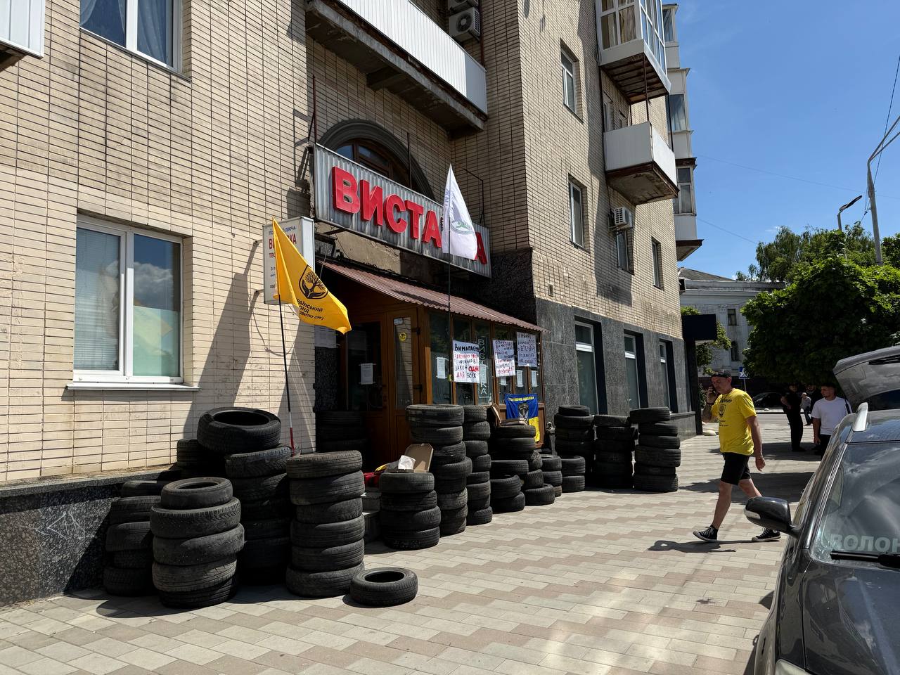 Новини Житомира - фото з Чия правда: волонтери заявляють про захоплення приміщення у центрі міста, а представники власника стверджують, що все законно