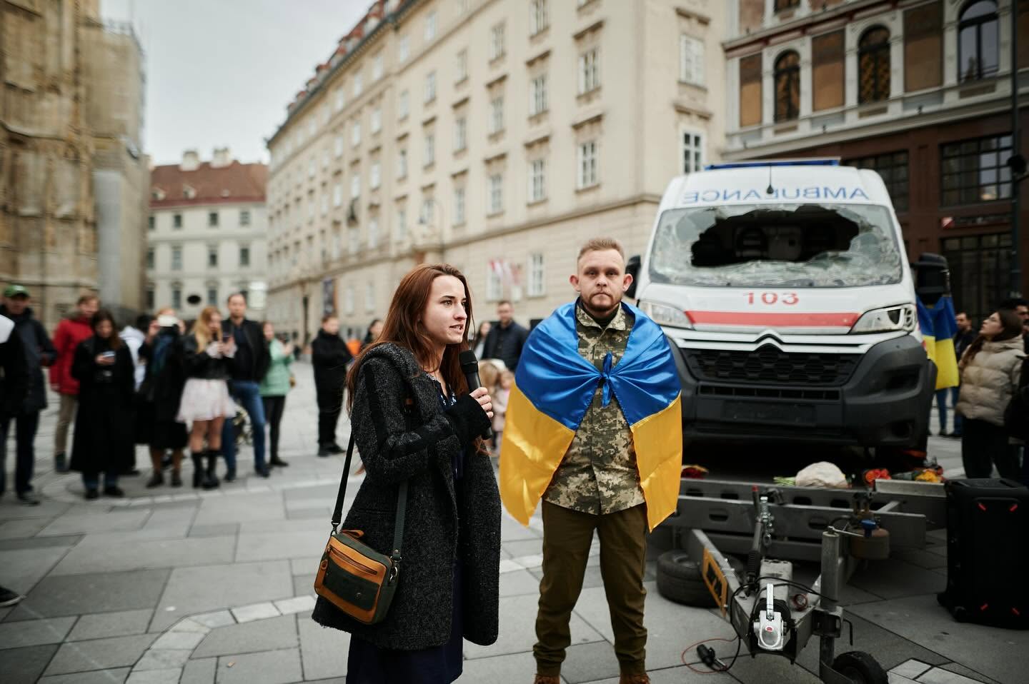 Новини Вінниці - фото з Кузов «прошили» 300 осколків: як вінничанка організувала показ у Португалії розстріляної «швидкої»