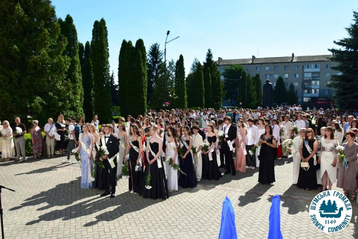 Новини Тернополя - фото з З ходою, вальсом і вшануванням Героїв: у Шумську відбулося свято випускників