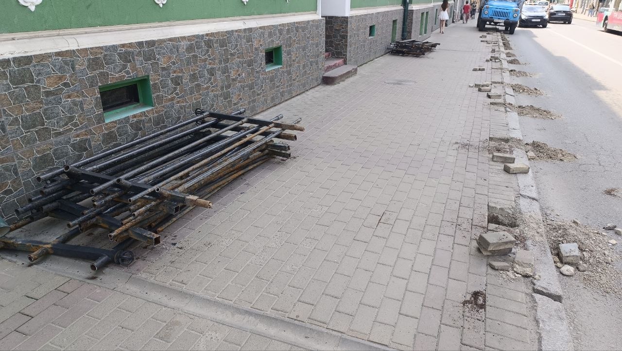 Новини Тернополя - фото з Понад 500 тисяч на паркани: у Тернополі встановлюють нові пішохідні огородження