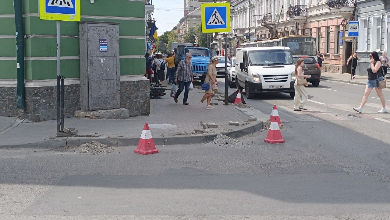 Новини Тернополя - фото з Понад 500 тисяч на паркани: у Тернополі встановлюють нові пішохідні огородження