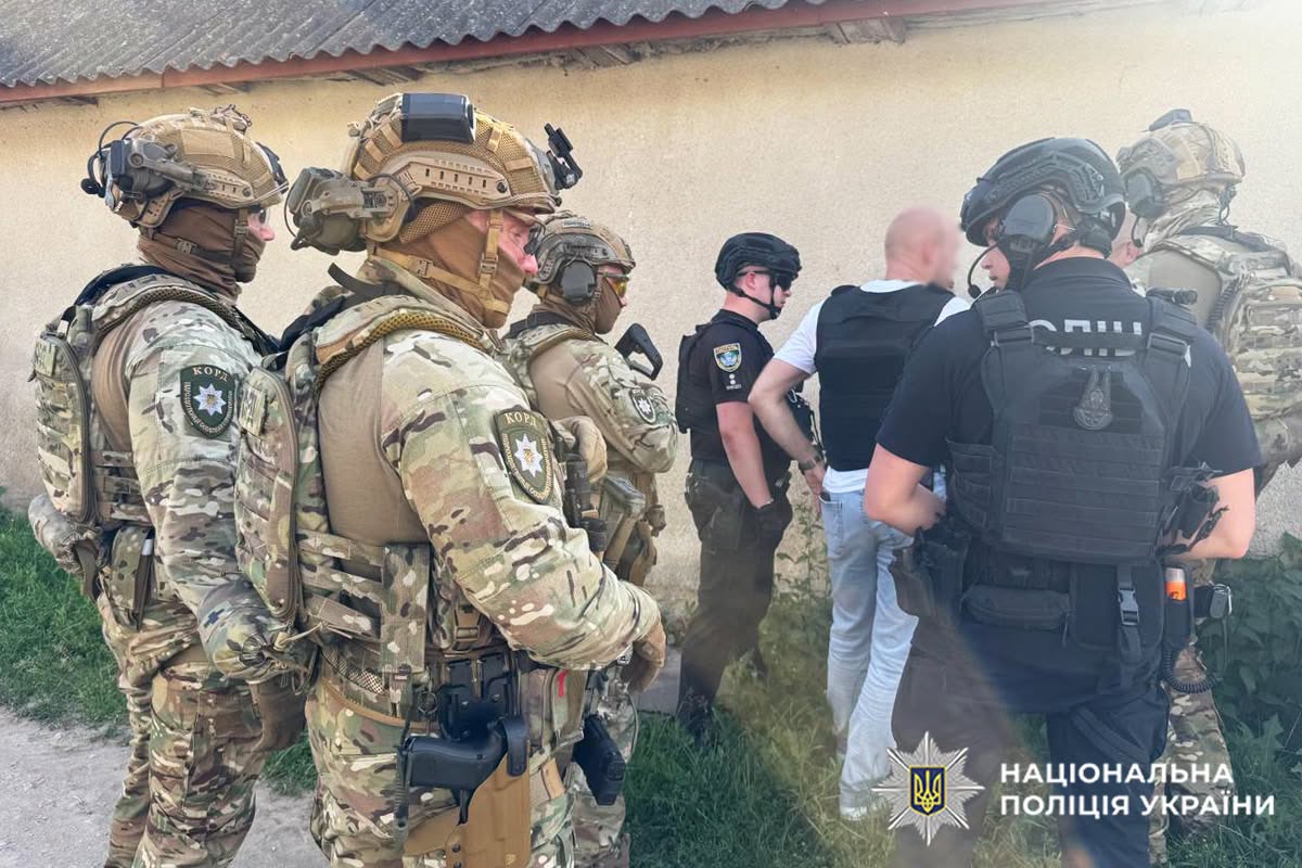 Новини Хмельницького - фото з На Хмельниччині чоловік у бронежилеті погрожував поліцейським автоматом: вводили спецоперацію На Хмельниччині чоловік у бронежилеті зустрів поліцейських з автоматом
