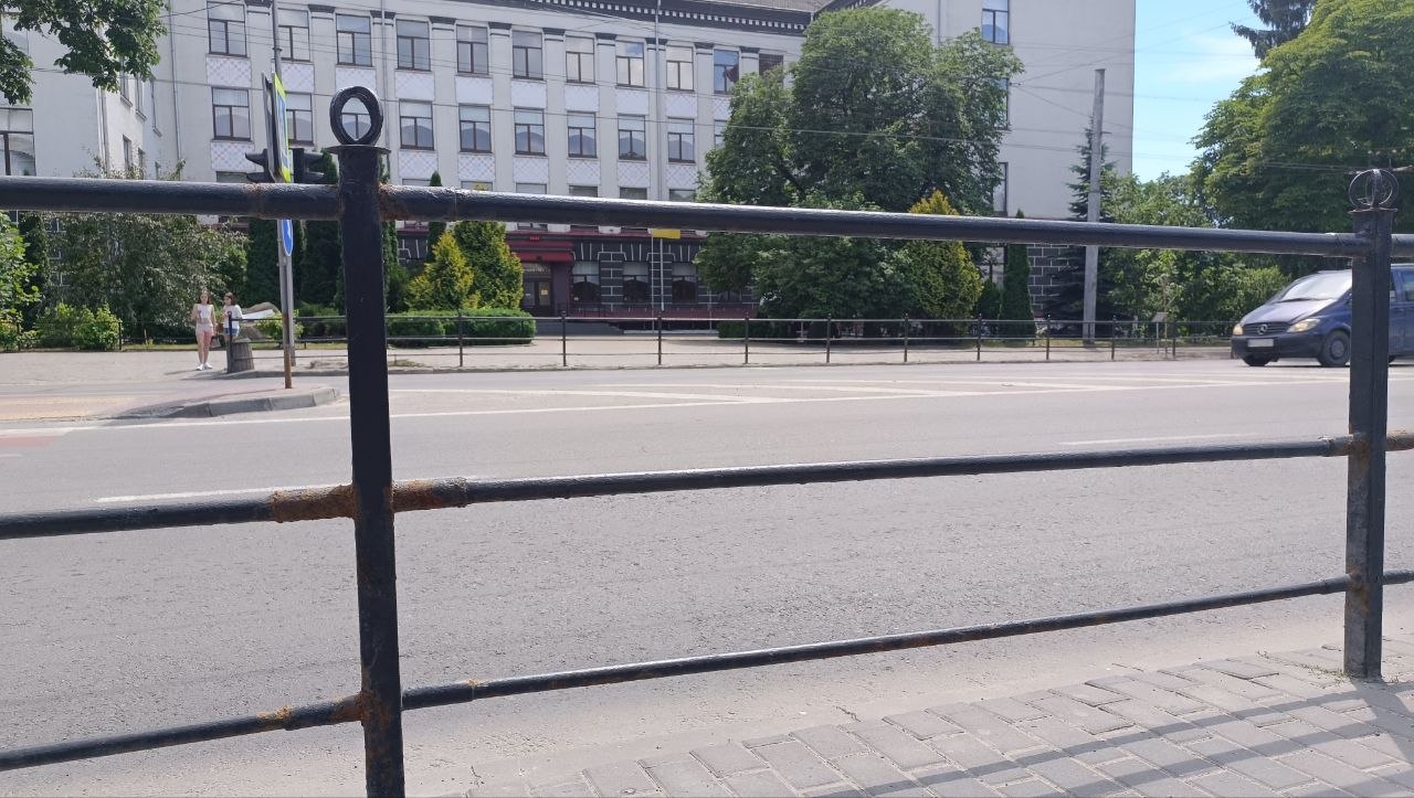 Новини Тернополя - фото з Понад 500 тисяч на паркани: у Тернополі встановлюють нові пішохідні огородження