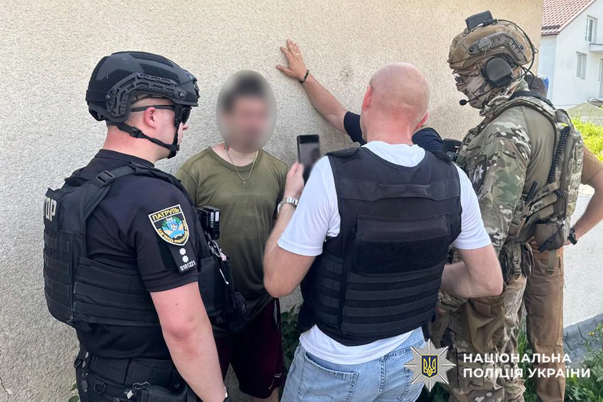 Новини Хмельницького - фото з На Хмельниччині чоловік у бронежилеті погрожував поліцейським автоматом: вводили спецоперацію