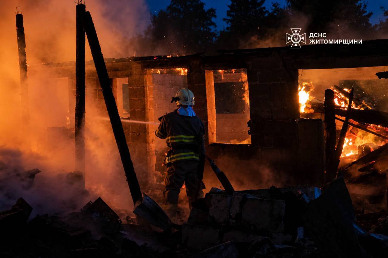 Новини Житомира - фото з У селі неподалік Житомира 10 рятувальників та 2 одиниці техніки працювали над ліквідацією пожежі у приватному домоволодінні