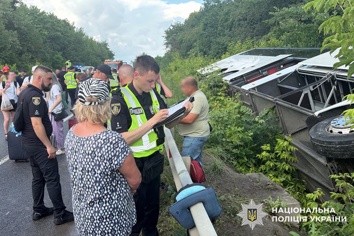 Новини Хмельницького - фото з ДТП з туристичним автобусом на Хмельниччині: поліція розпочала кримінальне провадження