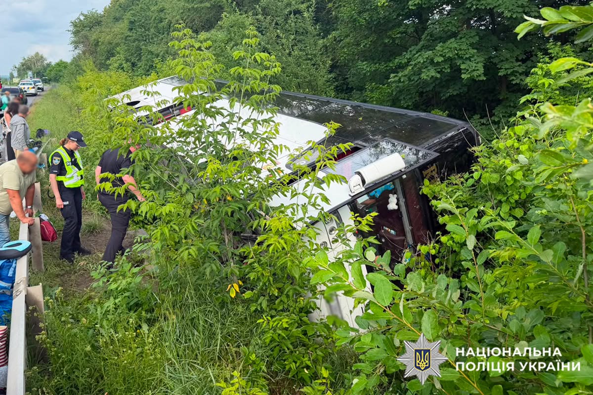 Новини Хмельницького - фото з ДТП з туристичним автобусом на Хмельниччині: поліція розпочала кримінальне провадження