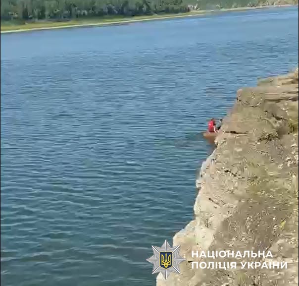 Трох дітей та чоловіка розшукують на Дністрі: усі зникли під час відпочинку на воді