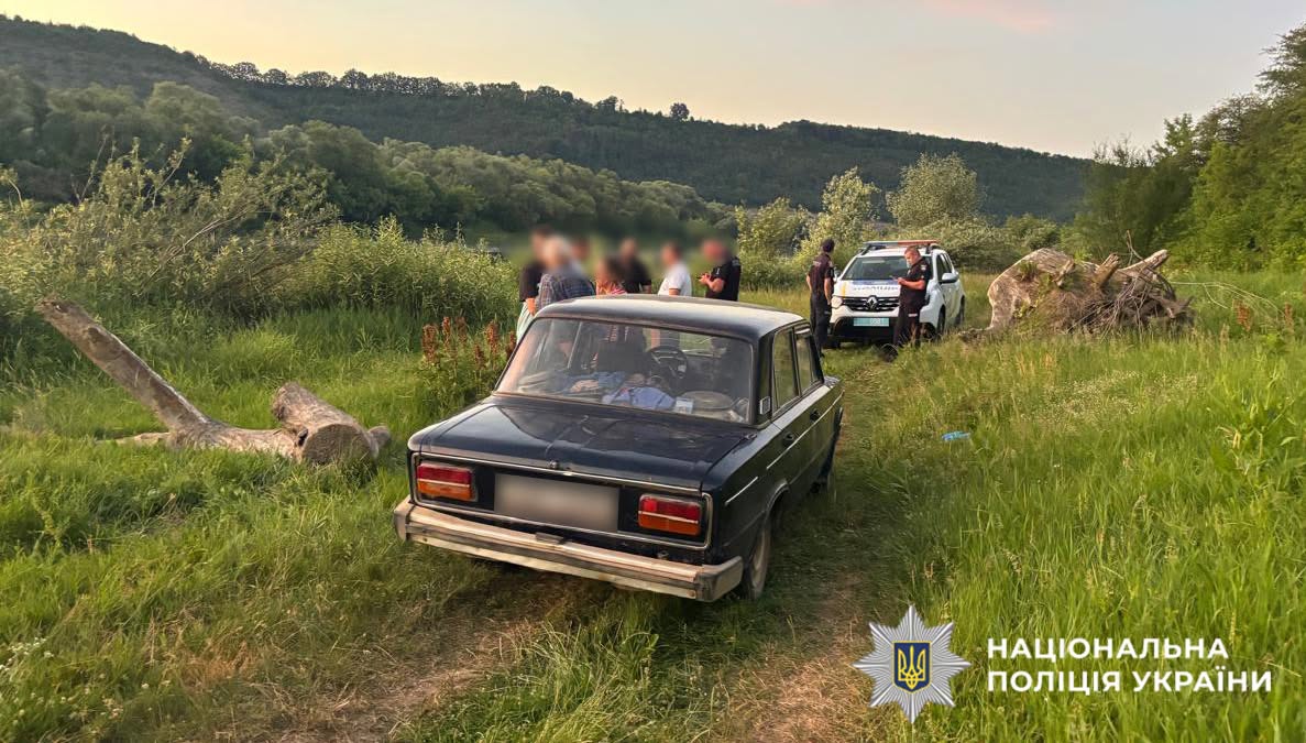 Трох дітей та чоловіка розшукують на Дністрі: усі зникли під час відпочинку на воді