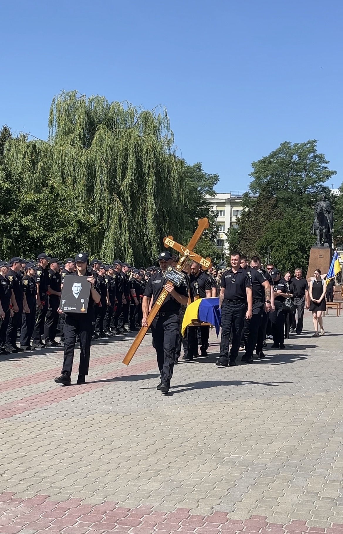 «Він уже мав повертатися додому»: Тернопіль попрощався із загиблим поліцейським Ігорем Кульбабою