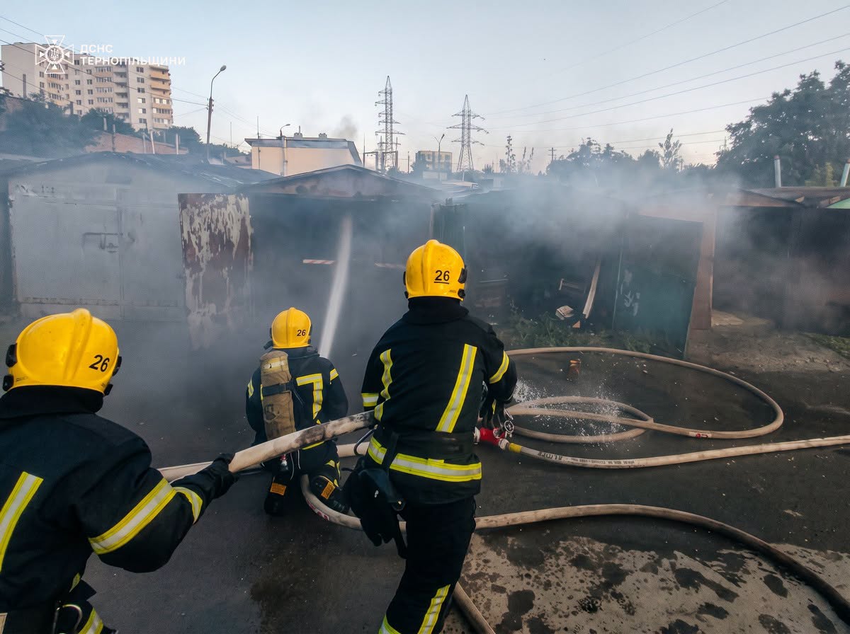 Новини Тернополя - фото з Горіли гаражі на Довженка