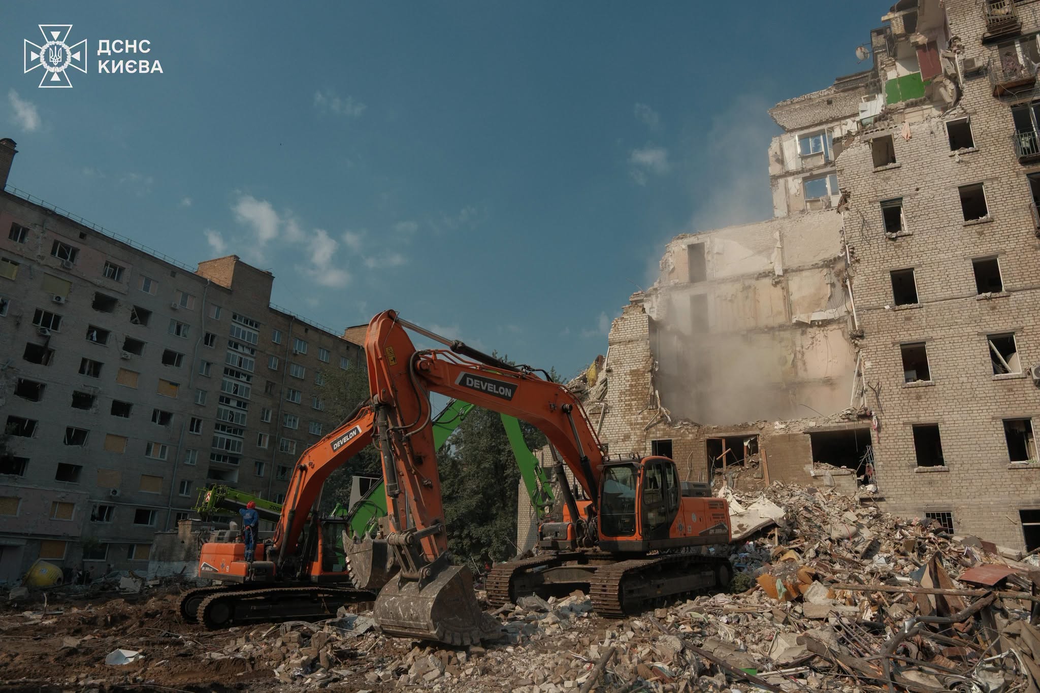 У Києві тривають роботи з ліквідації наслідків російської атаки