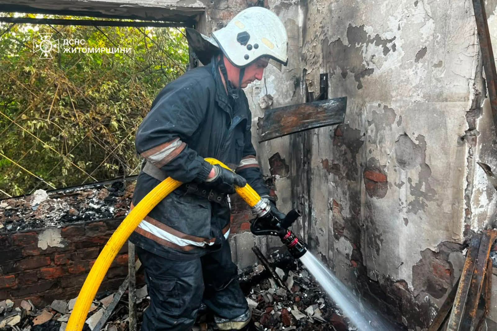 Новини Житомира - фото з У селі Вирва згорів двоповерховий житловий будинок