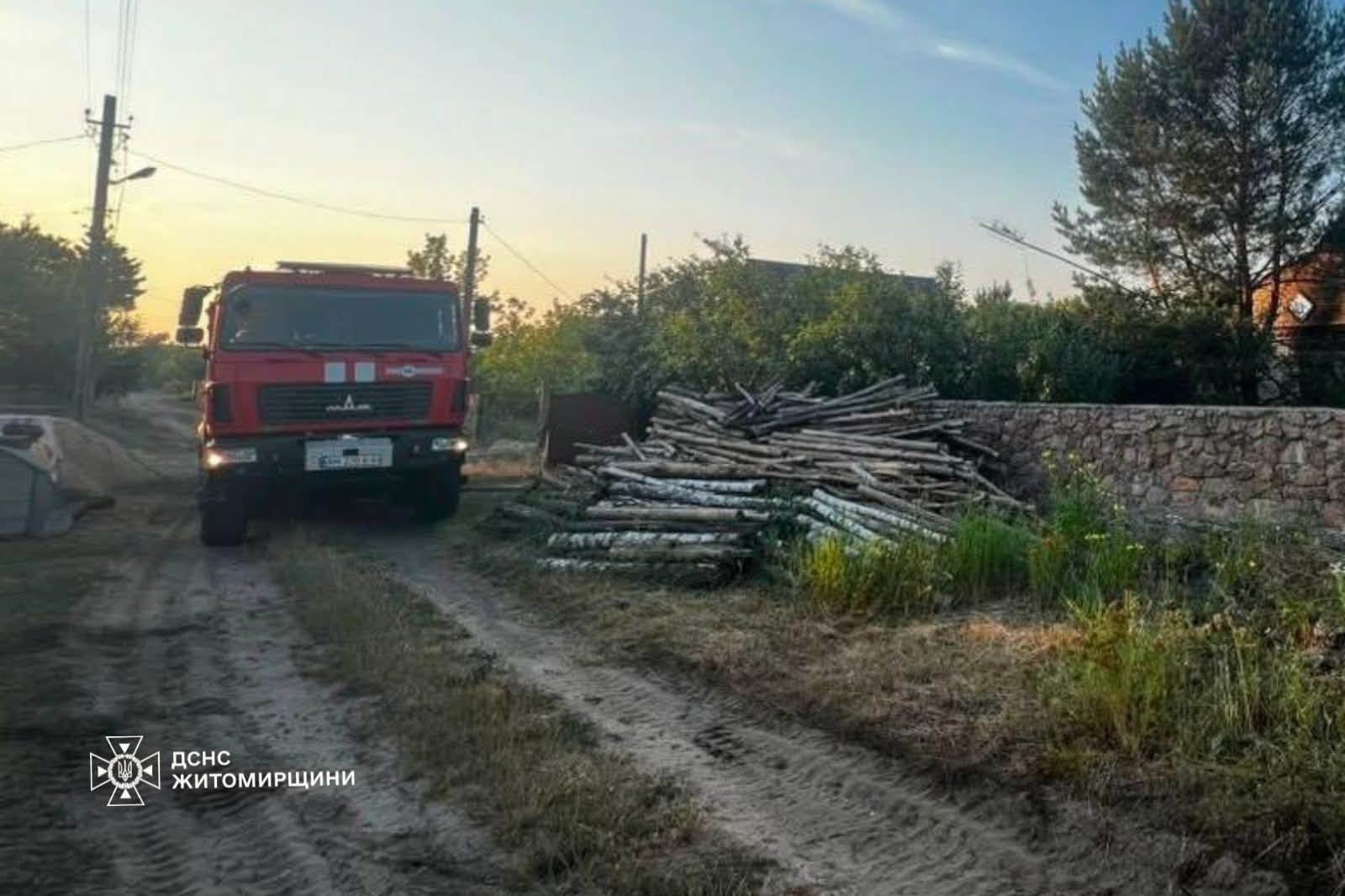 Новини Житомира - фото з У селі Вирва згорів двоповерховий житловий будинок