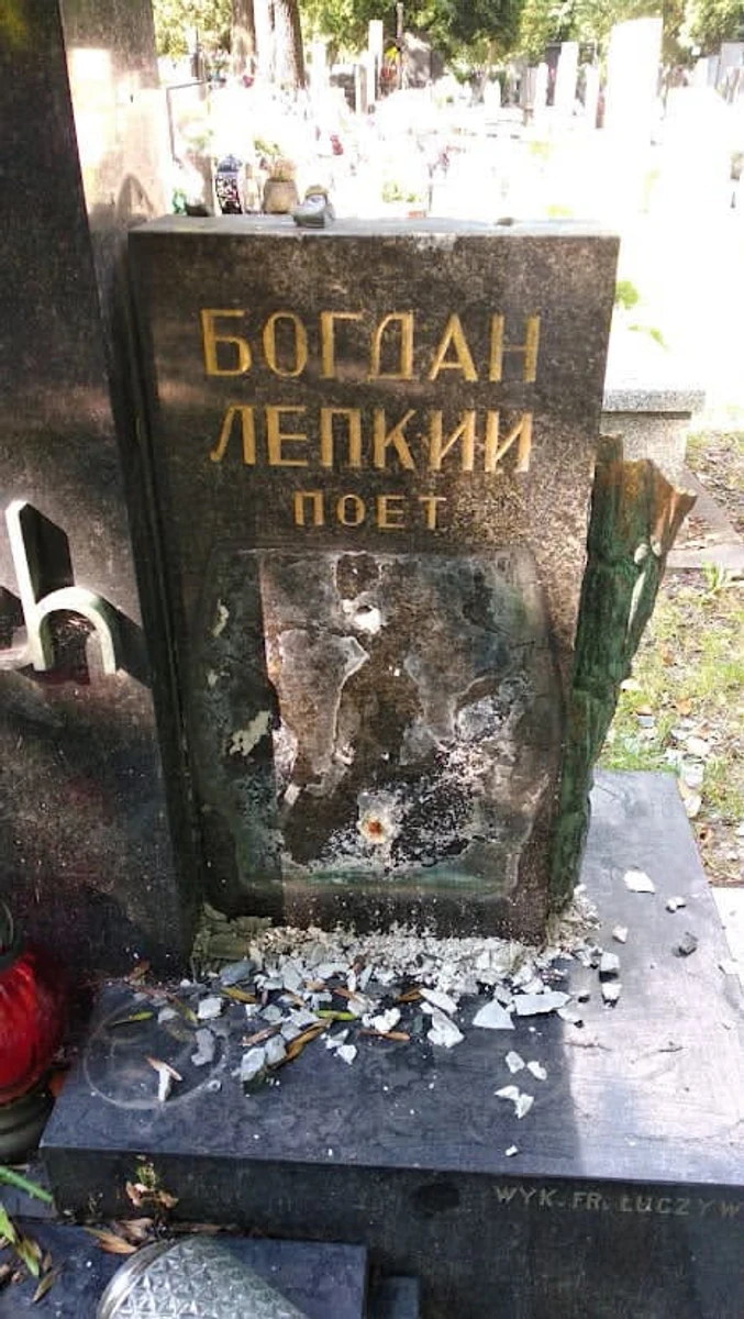 У Кракові пошкодили могилу Богдана Лепкого. Тернопільський художник готовий допомогти з відновленням