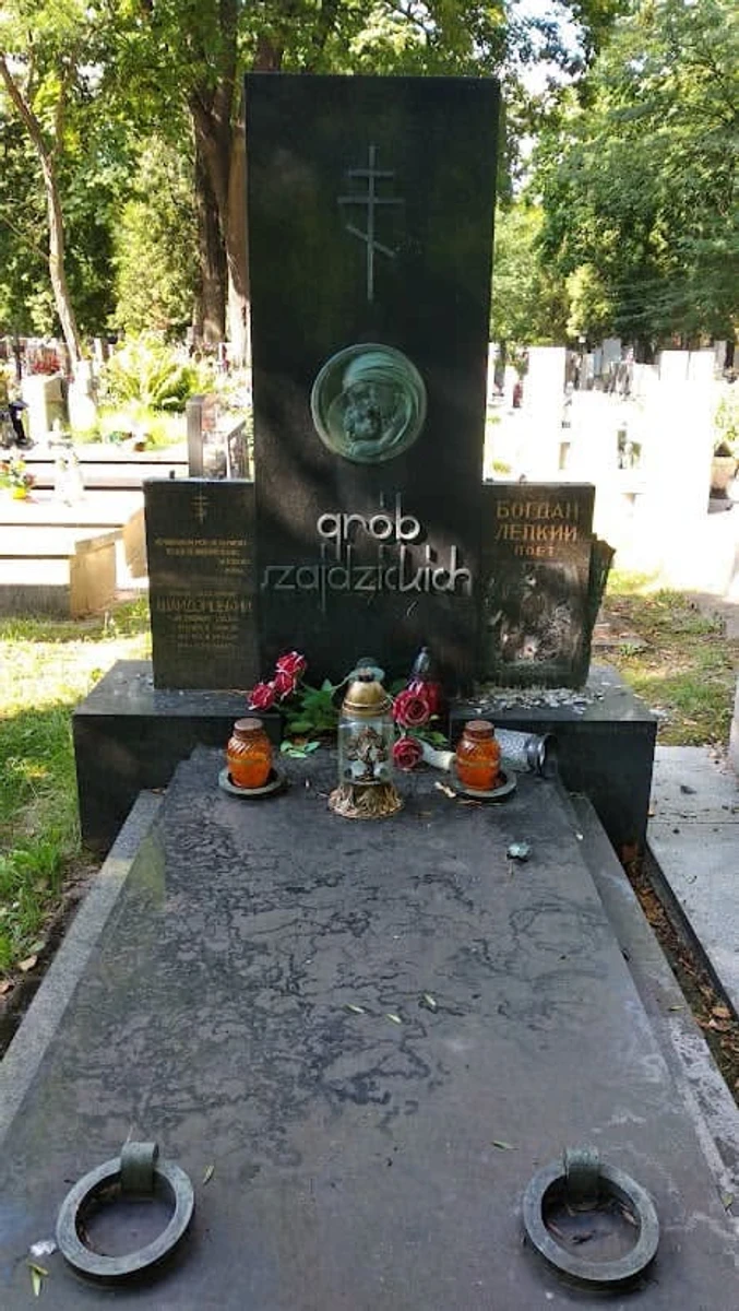 У Кракові пошкодили могилу Богдана Лепкого. Тернопільський художник готовий допомогти з відновленням