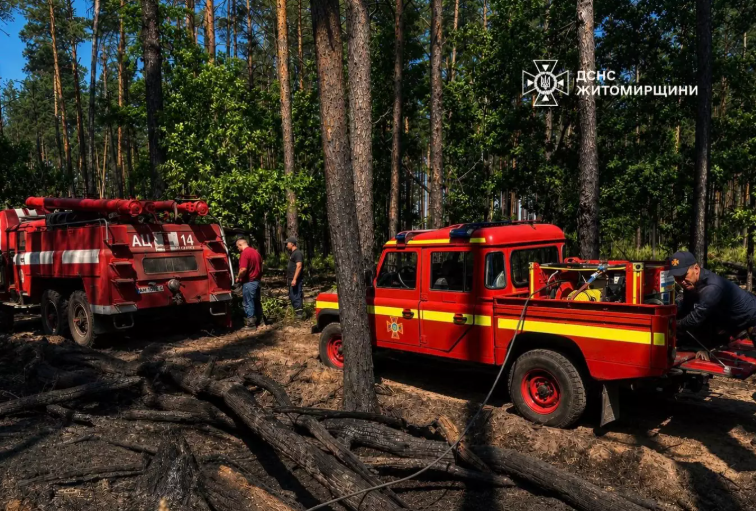 Новини Житомира - фото з Рятувальники спільно з лісівниками 4 дні працювали над ліквідацією лісової пожежі у Коростенському районі