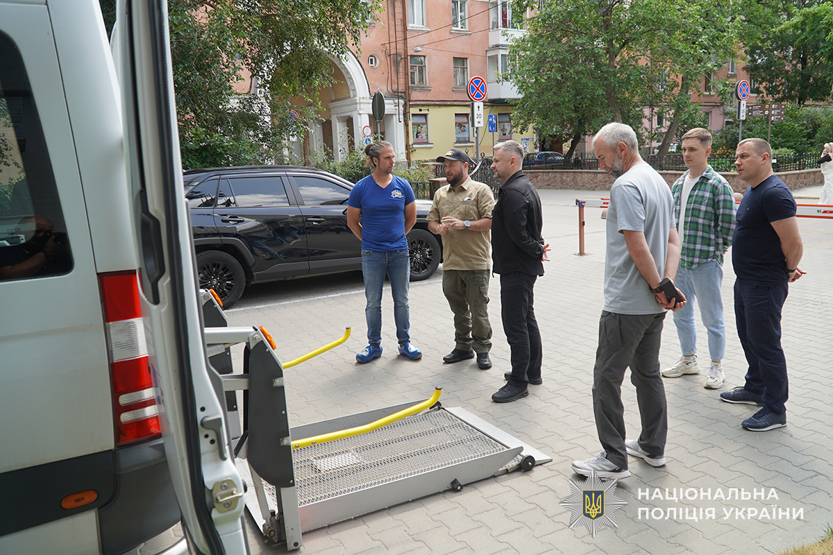 Новини Тернополя - фото з Ветерани Тернопільщини отримали спеціальний автомобіль для перевезення людей на кріслах колісних