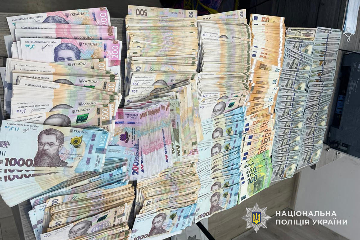 Новини Тернополя - фото з Представилися співробітниками СБУ: у Тернополі шахраї виманили в пенсіонерки майже мільйон гривень