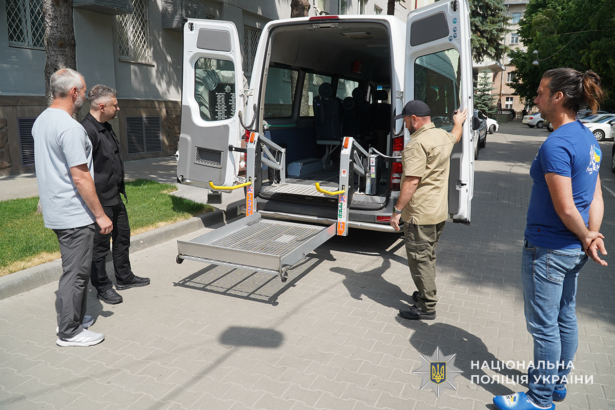 Новини Тернополя - фото з Ветерани Тернопільщини отримали спеціальний автомобіль для перевезення людей на кріслах колісних