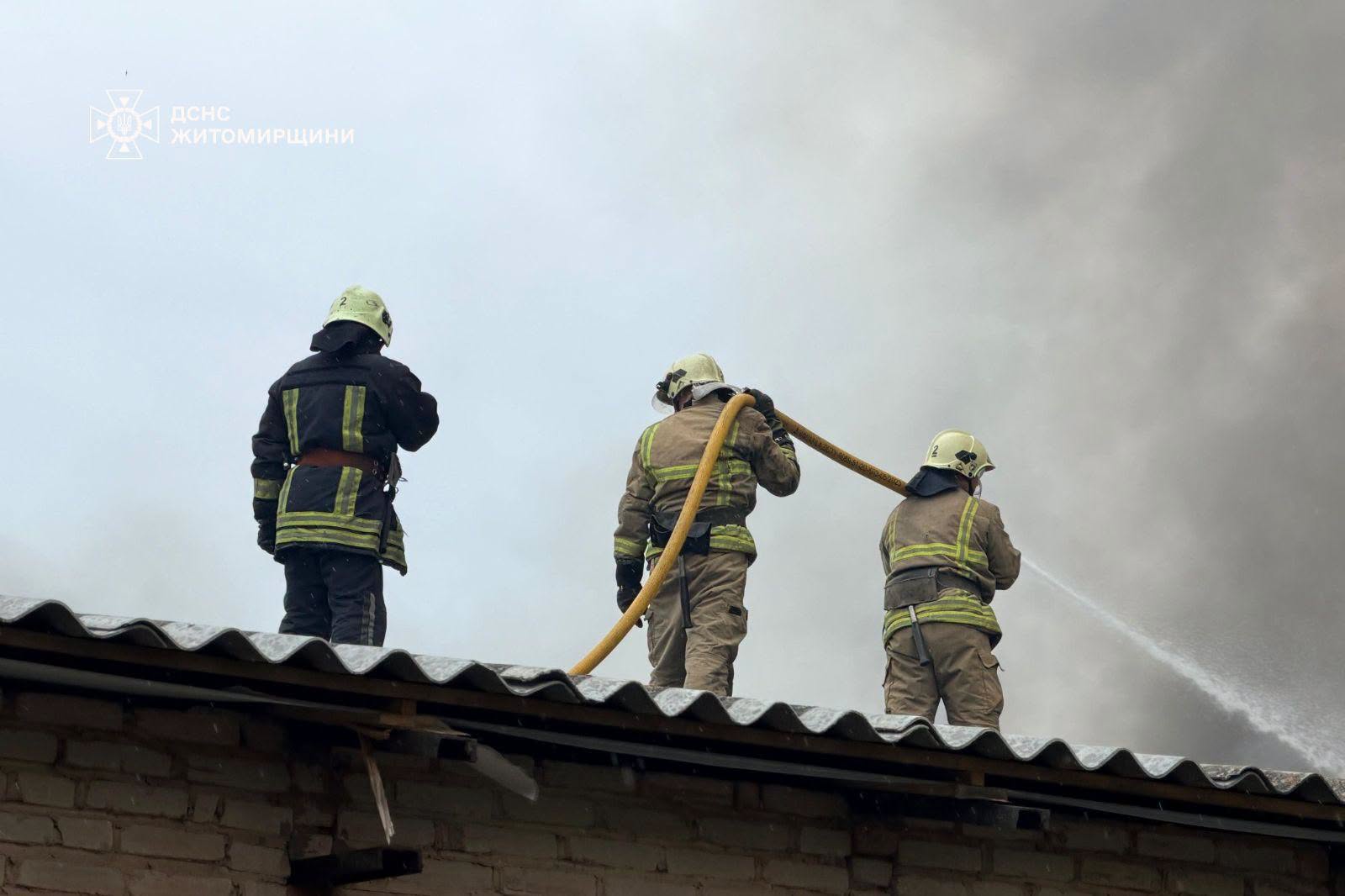 Новини Житомира - фото з Рятувальники ліквідували пожежу в будівлі благодійного фонду в Житомирі