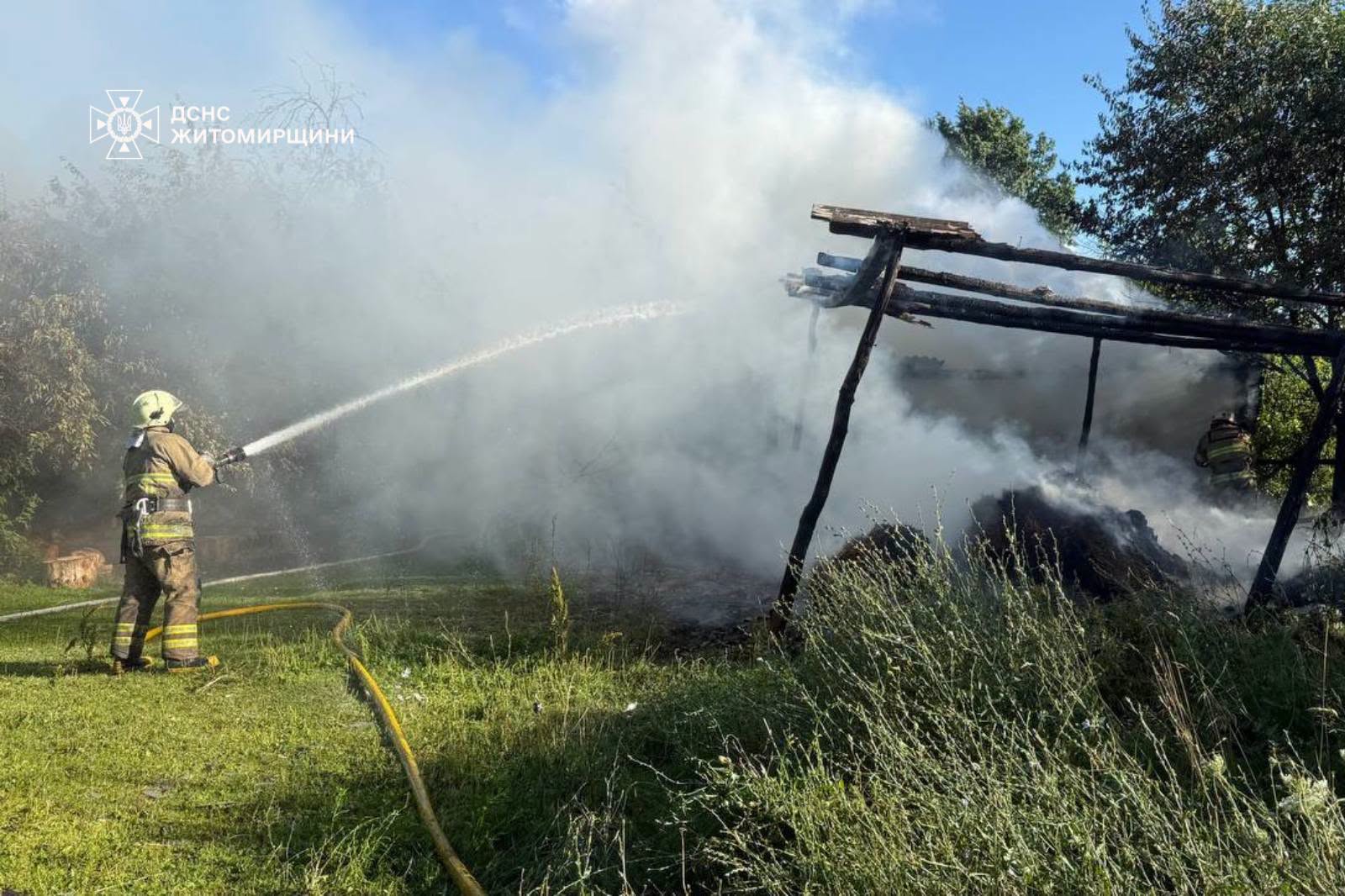 Новини Житомира - фото з На Коростенщині рятувальники гасили пожежу сінника, яка загрожувала житловому будинку