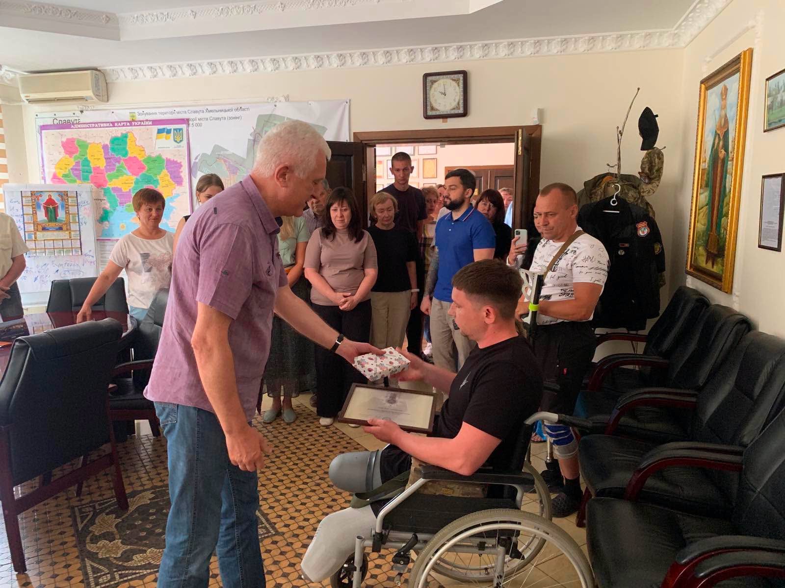 Новини Хмельницького - фото з Відзнаками «За оборону України» нагородили двох ветеранів зі Славути