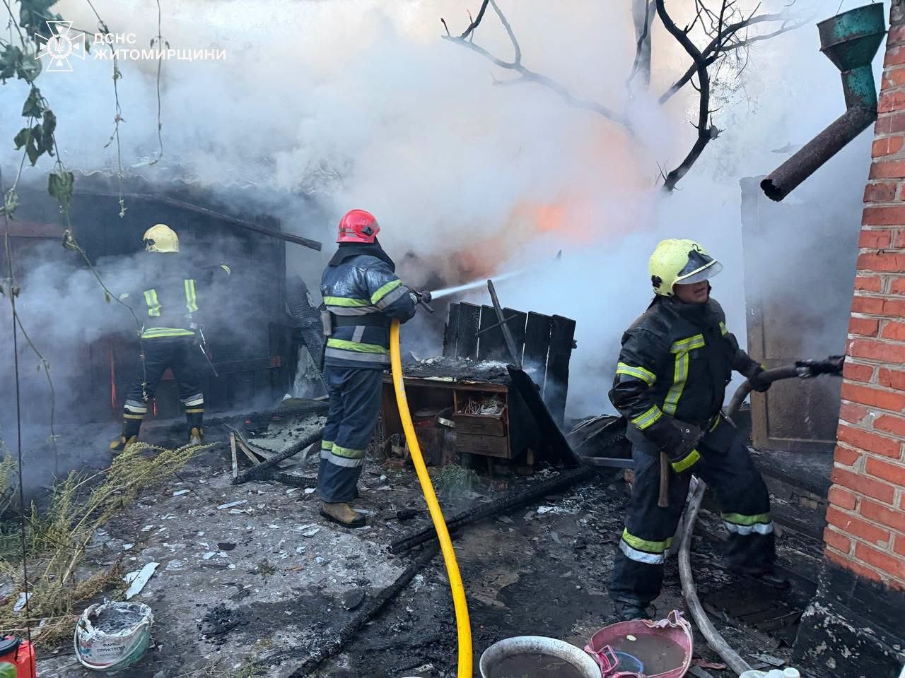 Новини Житомира - фото з У Житомирі рятувальники горіло приватне домоволодіння