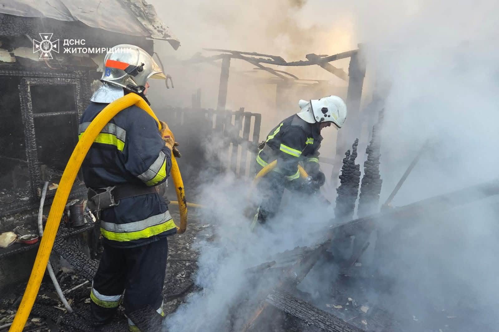 Новини Житомира - фото з Рятувальники ліквідовують наслідки російського обстрілу в Малині