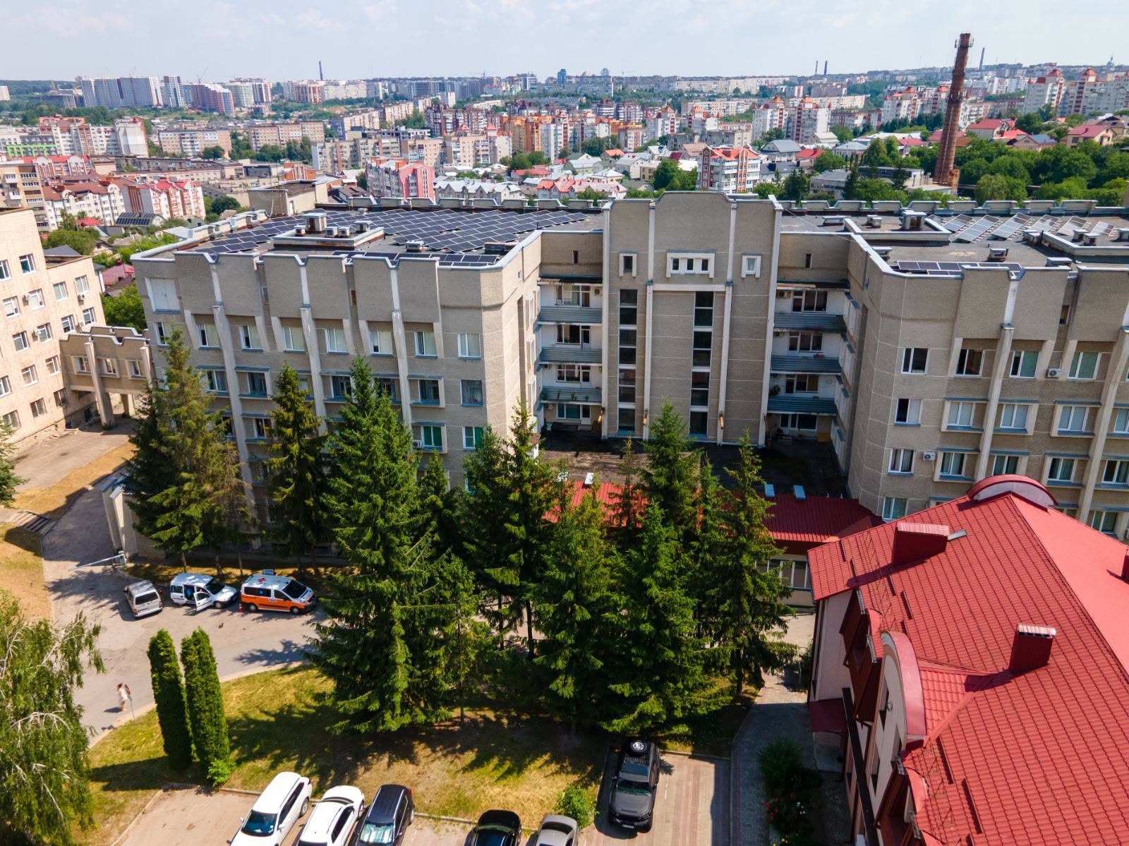 Новини Тернополя - фото з На даху Тернопільської обласної лікарні встановили 163 сонячні панелі для безперебійного енергоживлення