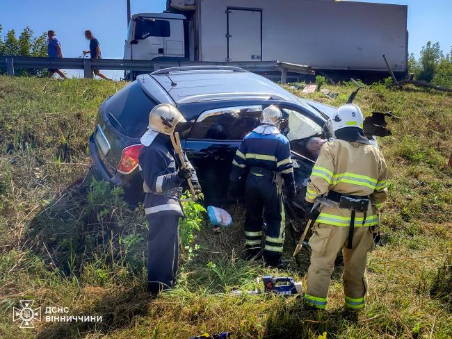 Новини Вінниці - фото з Аварія поблизу Вінниці: з понівеченого авто деблокували 61-річну пасажирку