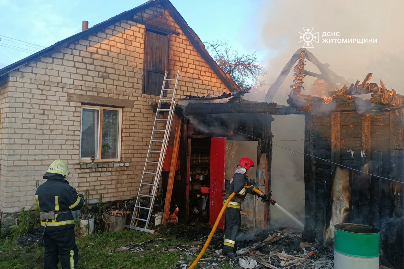 Новини Житомира - фото з На Коростенщині рятувальники гасили господарчу споруду і не дали вогню повністю охопити житловий будинок