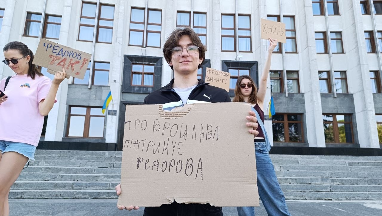 Новини Тернополя - фото з «Картонкою обороняю Міністерство оборони»: що написали на плакатах учасники акції на підтримку Федорова