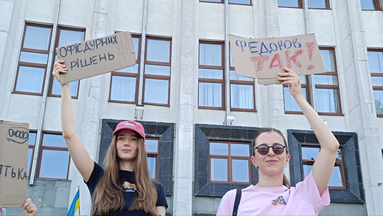 Новини Тернополя - фото з «Картонкою обороняю Міністерство оборони»: що написали на плакатах учасники акції на підтримку Федорова