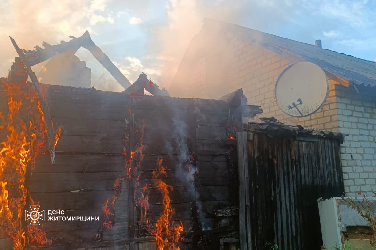 Новини Житомира - фото з На Коростенщині рятувальники гасили господарчу споруду і не дали вогню повністю охопити житловий будинок