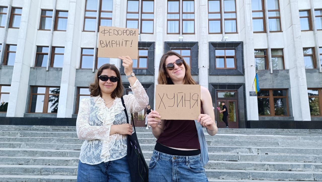Новини Тернополя - фото з «Картонкою обороняю Міністерство оборони»: що написали на плакатах учасники акції на підтримку Федорова