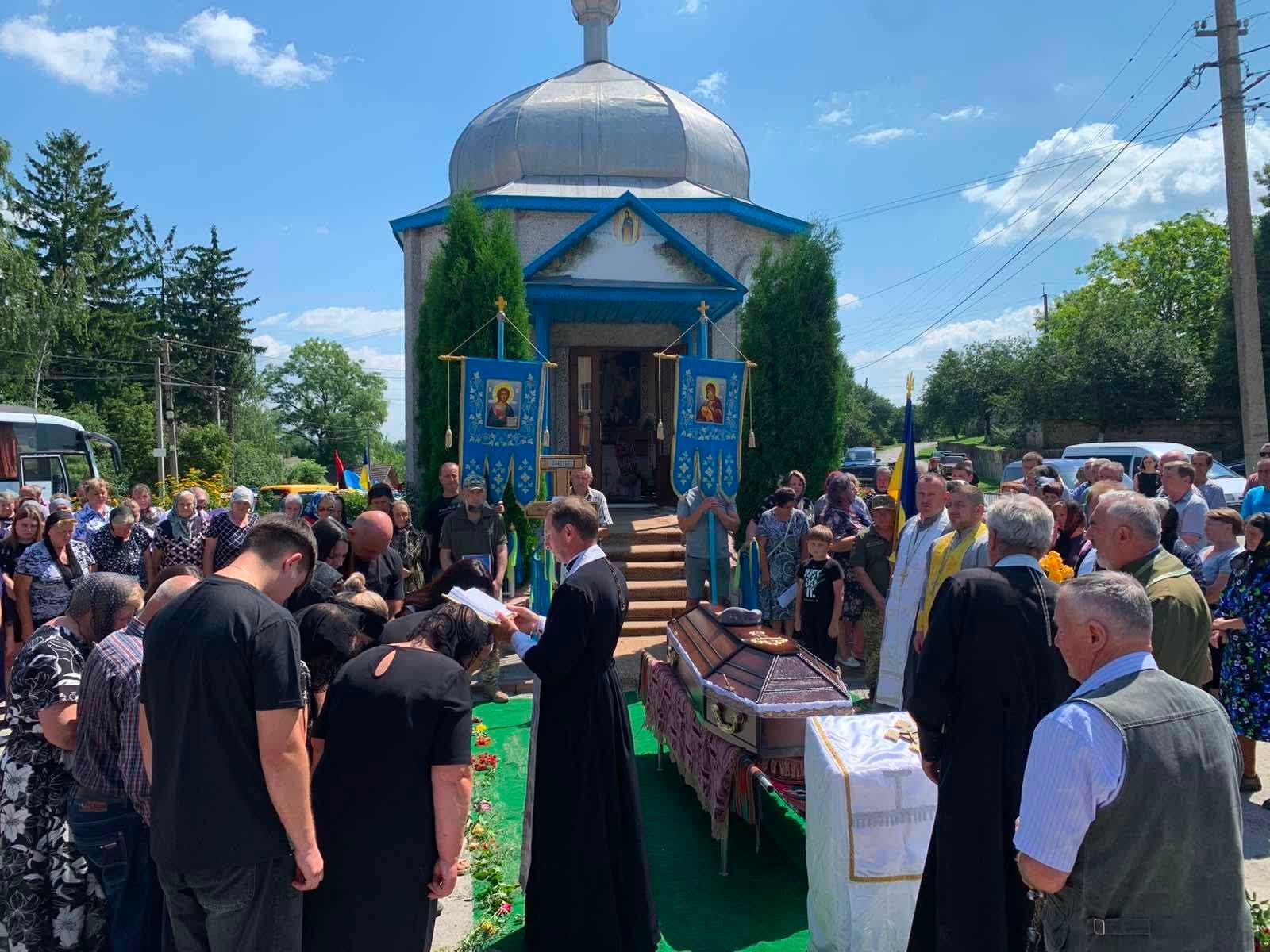 Новини Тернополя - фото з Борсуківська громада в останню путь провела воїна Мирослава Музичука