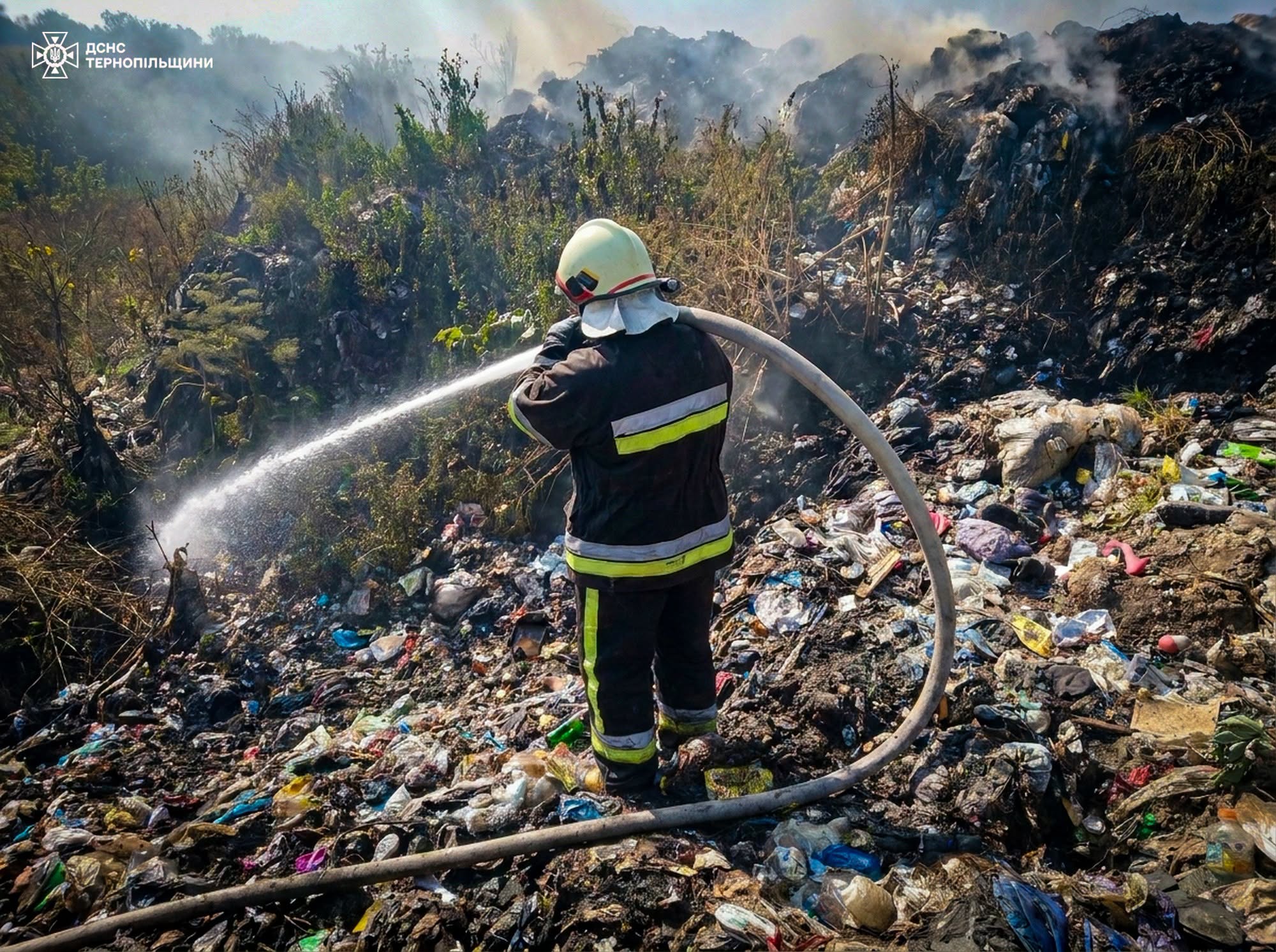 Новини Тернополя - фото з Масштабна пожежа сміттєзвалища сталась біля Збаража